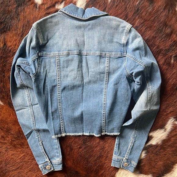 NEW Shyanne Crop Medium Wash Jean Jacket NWT - Picture 3 of 6